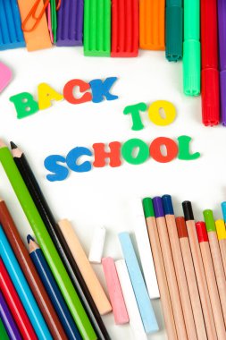 Çeşitli okul malzemeleri harflerle kelimeler 'Back to School' oluşan