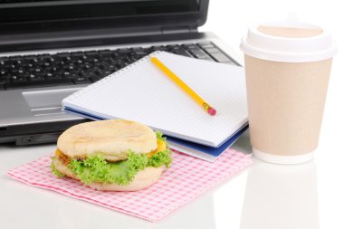 iş yerinde laptop yanında, yemek