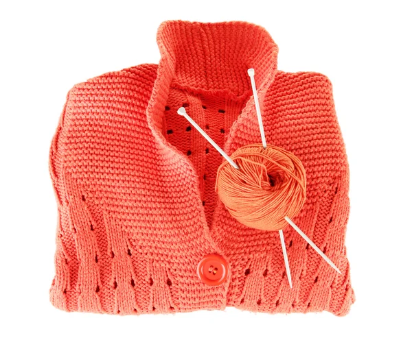 Camisola laranja e uma bola de lã isolada em branco — Fotografia de Stock