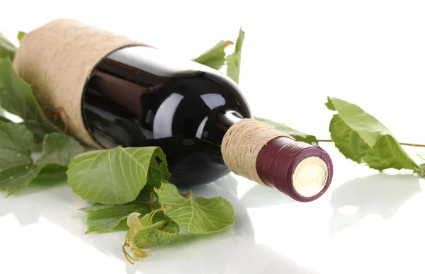 Flaska vin med druva blad isolerad på vit — Stockfoto