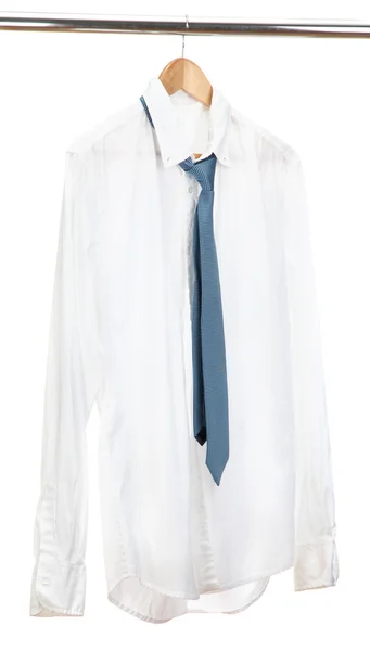 Camisa con corbata en percha de madera aislada en blanco — Foto de Stock