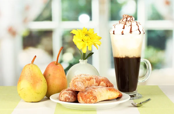 Deliciosos bagels e café fresco na mesa close-up — Fotografia de Stock