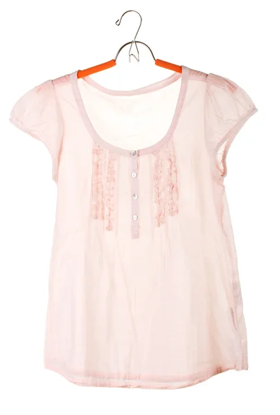 Blusa rosa de la mujer en una percha aislada en blanco — Foto de Stock