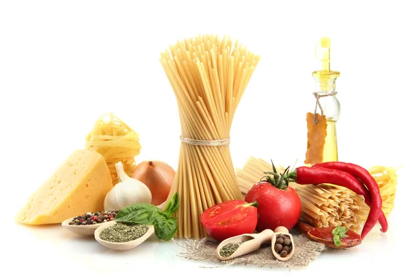 Паста спагетти, овощи, специи и масло, изолированные на белом — стоковое фото