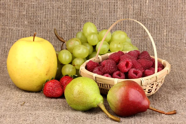 Frutas dulces maduras y bayas sobre tela de saco —  Fotos de Stock