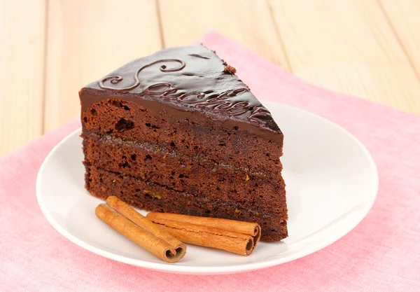 Pastel sacher de chocolate en mesa de madera — Foto de Stock