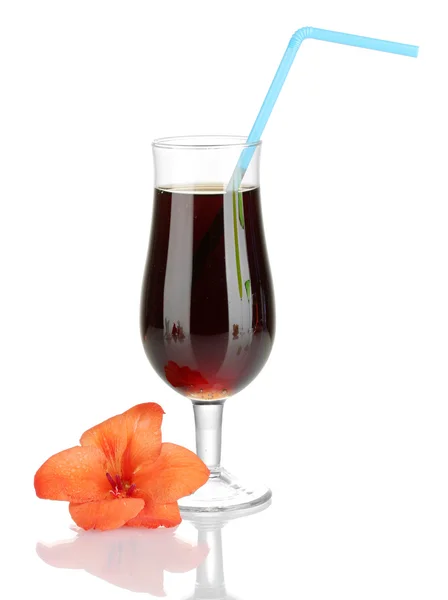 Bicchiere con cocktail e bocciolo di gladiolo isolato su bianco — Foto Stock