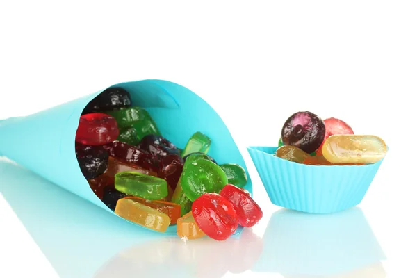 Sabrosos caramelos coloridos en bolsa brillante sobre fondo blanco de cerca — Foto de Stock