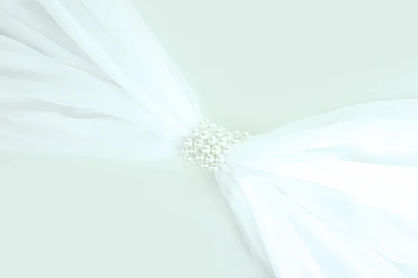 Weißes Tuch gebunden mit Perlen isoliert auf weiss — Stockfoto