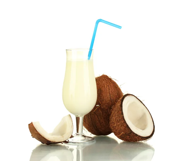 Vidro de leite de coco e coco isolado em branco — Fotografia de Stock
