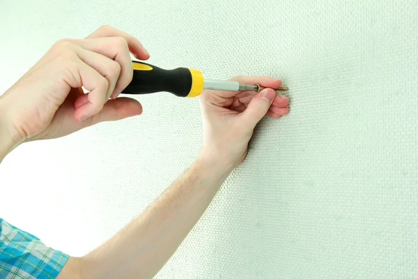 Man hands with screwdriver and screw — Stock Photo, Image