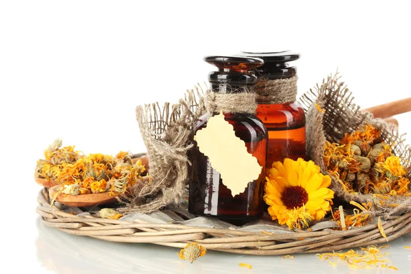 Geneeskundeflessen en calendula, geïsoleerd op wit — Stockfoto