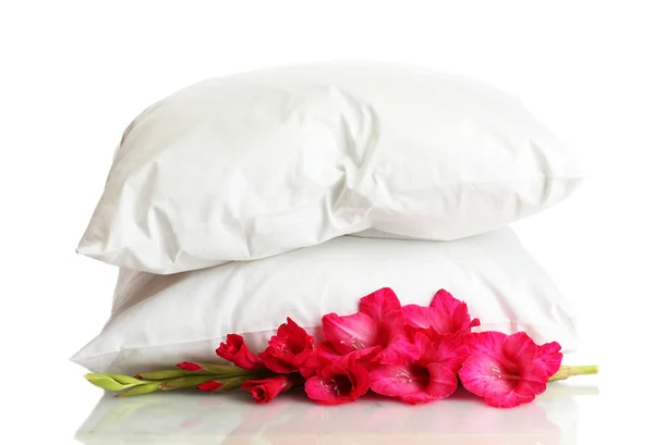 Almohadas y flores, aisladas en blanco — Foto de Stock