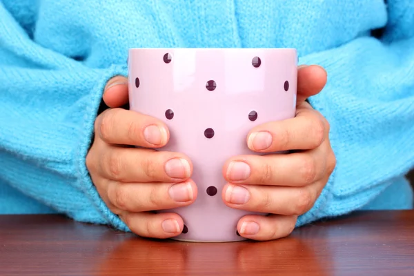 Hands holding mug of hot drink close-up — Stock Photo, Image