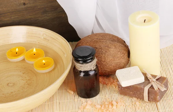 Flasche mit aromatischen Ölen mit Zubehör zur Entspannung aus nächster Nähe auf Holz — Stockfoto