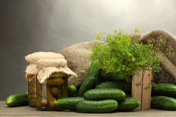 Verse komkommer in houten kist, augurken en dille, op grijze achtergrond — Stockfoto
