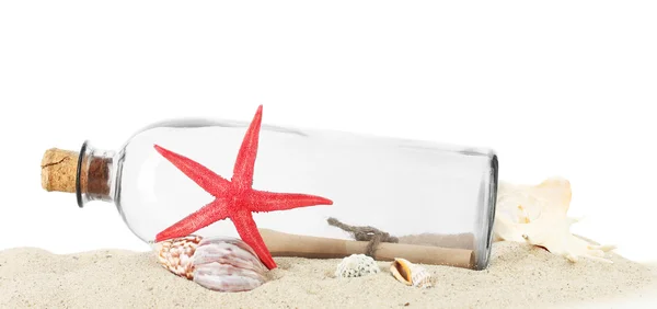 Bouteille en verre avec note à l'intérieur sur sable isolé sur blanc — Photo