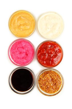 çeşitli soslar üzerinde beyaz izole