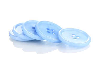 Beyazda izole edilmiş renkli dikiş düğmeleri