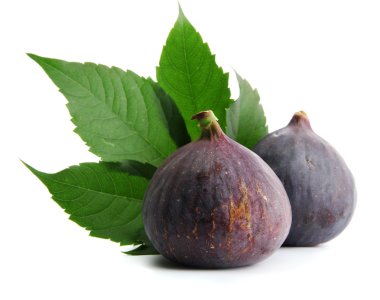Olgun tatlı incir yaprakları üzerinde beyaz izole