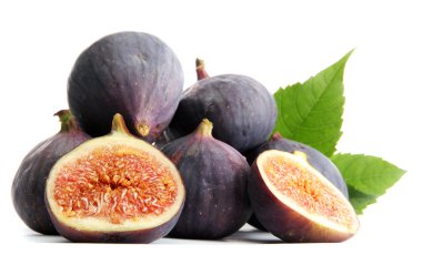 Olgun tatlı incir yaprakları üzerinde beyaz izole