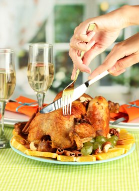 kesme pişmiş tavuk yakın çekim. Şükran günü