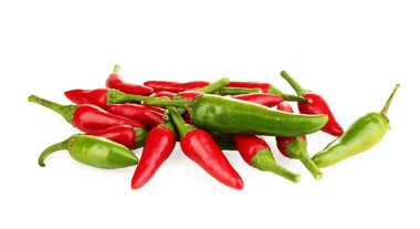 Küçük acı biberler beyaz üzerine izole edilmiş