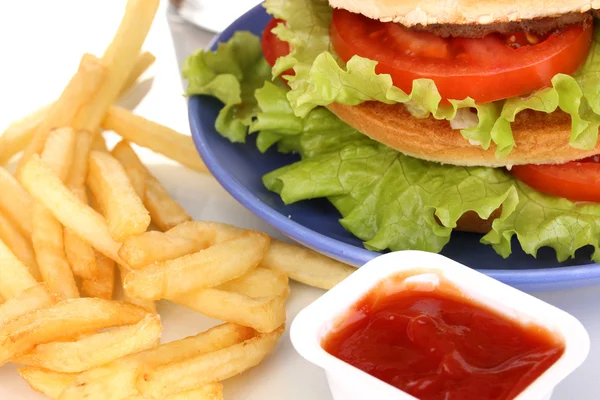 Hambúrguer grande e saboroso na chapa com cola e batatas fritas close-up — Fotografia de Stock