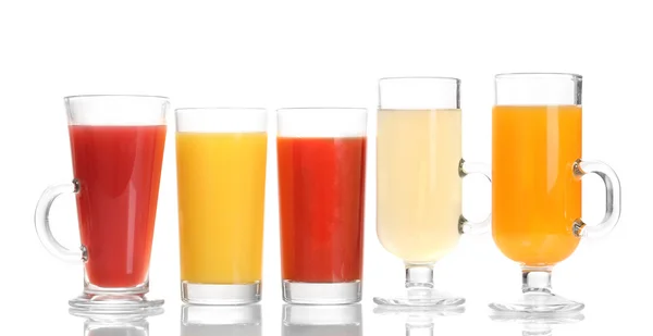 Jus tropicaux dans des verres isolés sur blanc — Photo