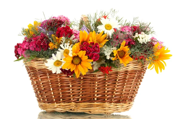 Hermoso ramo de flores silvestres brillantes en la cesta, aislado en blanco — Foto de Stock