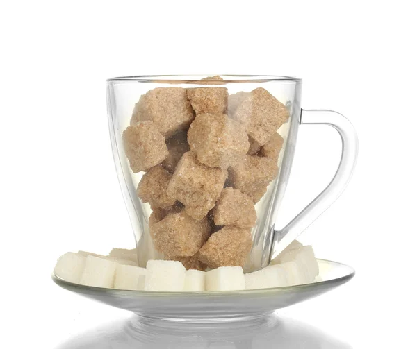 Sucre raffiné blanc et cubes de sucre de canne brun Lump dans une tasse en verre isolé o — Photo