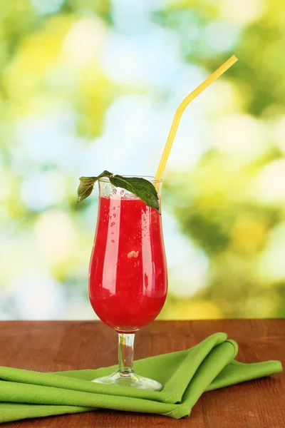 Ein Glas frischen Wassermelonensaft auf grünem Hintergrund Nahaufnahme — Stockfoto