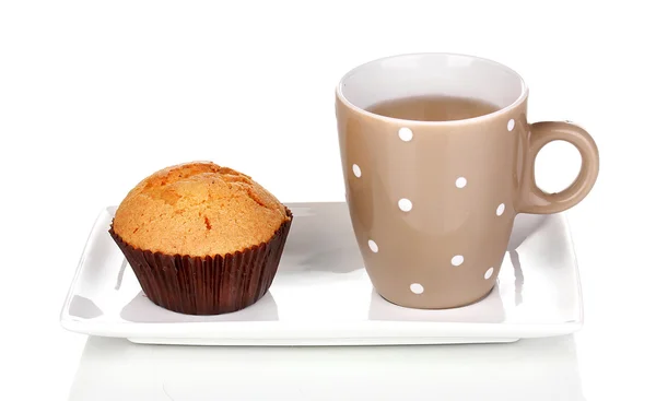 Frisk muffin med te isoleret på hvid - Stock-foto