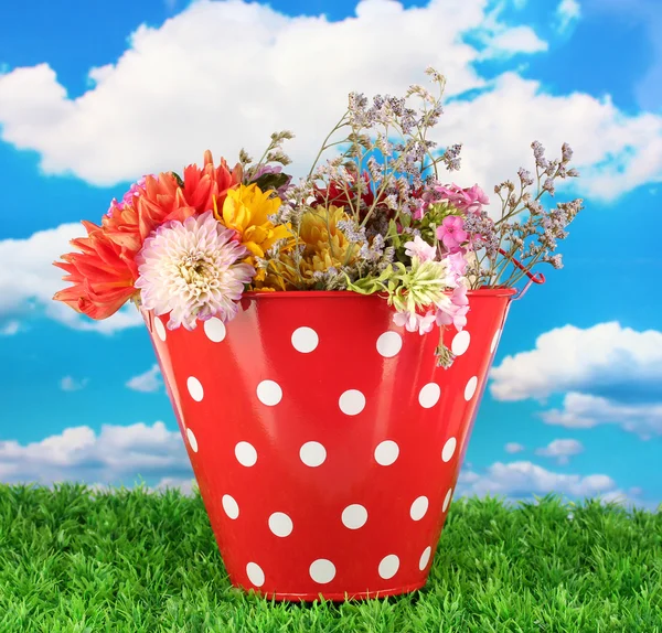 Cubo rojo con lunares blancos con flores en el fondo del cielo —  Fotos de Stock