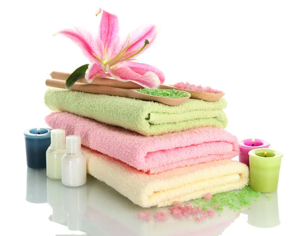 Asciugamani con giglio, olio aromatico, candele e sale marino isolati su bianco — Foto Stock