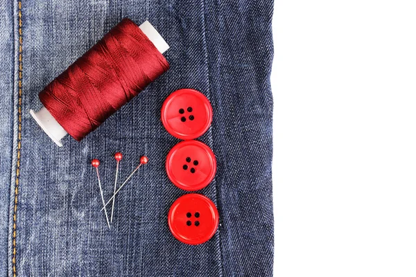 Färgglada sy knappar med tråd på jeans isolerad på vit — Stockfoto