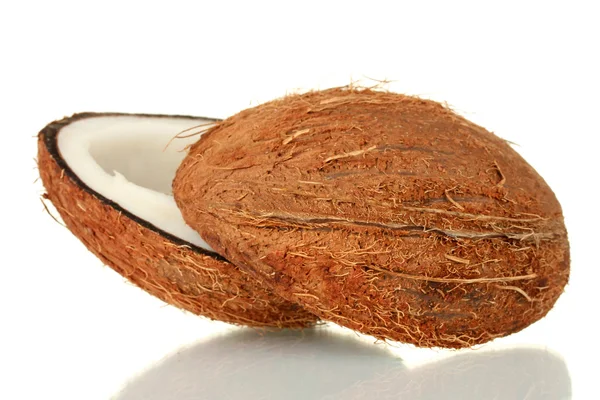 Половинки кокосу ізольовані на білому тлі крупним планом — стокове фото