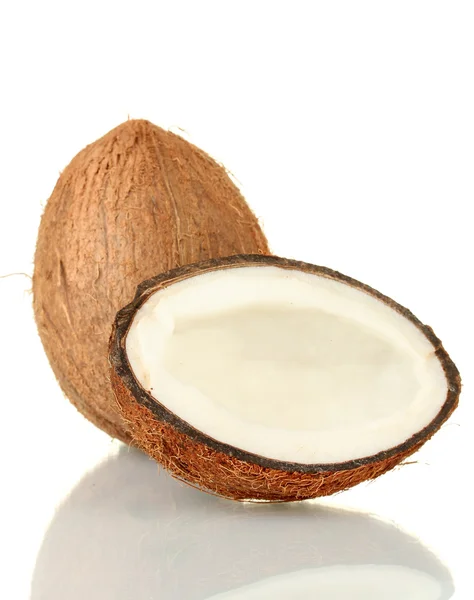 Kokosnuss mit halber Kokosnuss isoliert auf weißem Hintergrund Nahaufnahme — Stockfoto