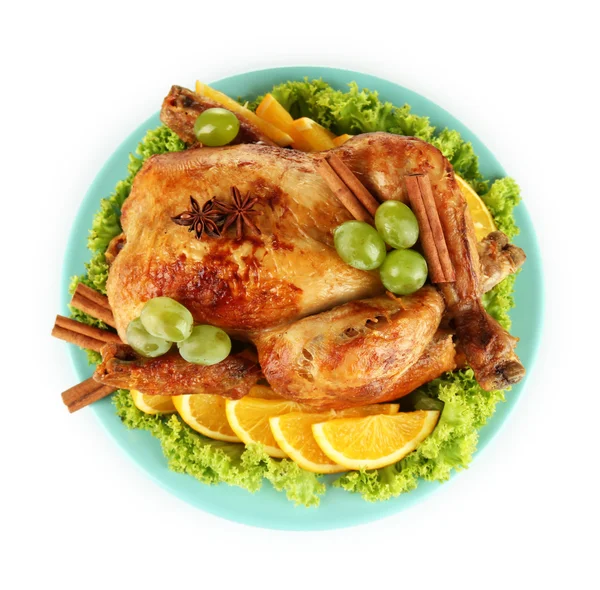 Whole roasted chicken with lettuce, grapes, oranges and spices on blue plat — Stock Photo, Image