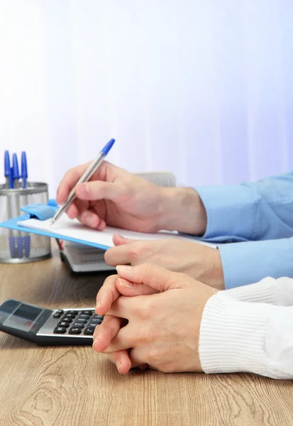 Primer plano de las manos de negocios durante el trabajo en equipo — Foto de Stock