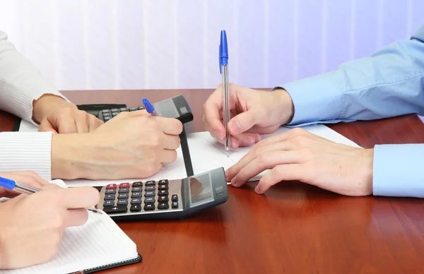 Primer plano de las manos de negocios durante el trabajo en equipo — Foto de Stock