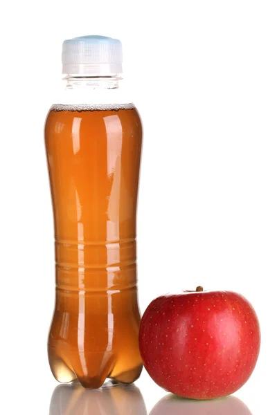 Νόστιμα apple χυμό σε πλαστικό μπουκάλι και το μήλο δίπλα απομονώνονται σε wh — Φωτογραφία Αρχείου