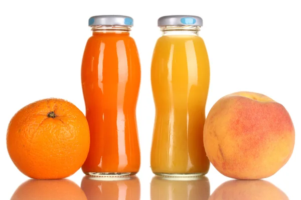 Delicioso suco de laranja e pêssego em garrafa e laranja e pêssego ao lado — Fotografia de Stock