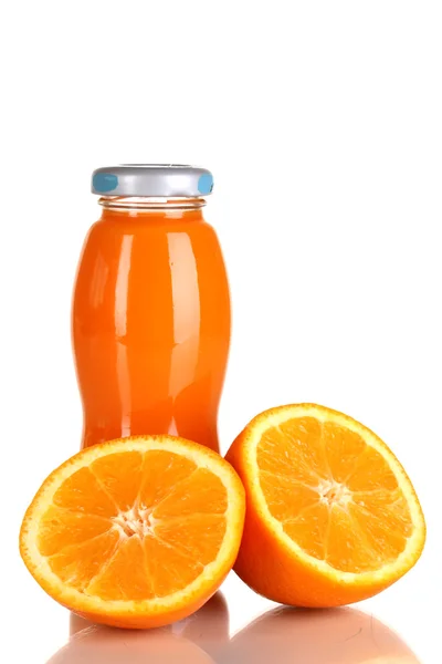 Délicieux jus d'orange dans une bouteille et orange à côté isolé sur blanc — Photo