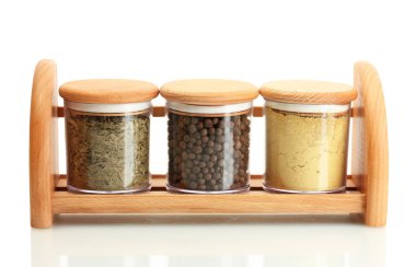 ahşap raf üzerine beyaz izole baharatlar ile kavanoz