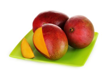 Yeşil plaka üzerinde beyaz izole iştah açıcı olgun mango