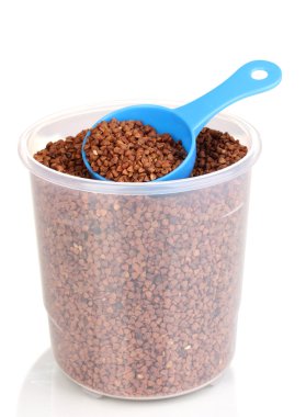 kaşık ve plastik konteyner üzerinde beyaz izole tahıl ölçme