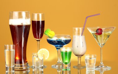 çeşitli Sarı zemin üzerinde alkollü içecekler