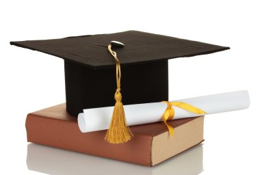 grad şapka ve diploma ile üzerine beyaz izole kitap