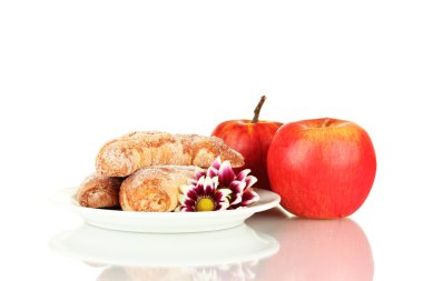 Elmalı üzerinde beyaz izole taze simit